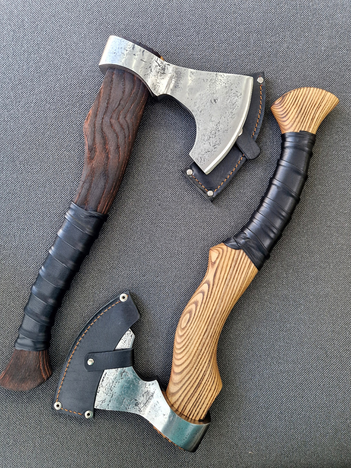 Оригинальные топоры в кожаном чехле - для отдыха на природе