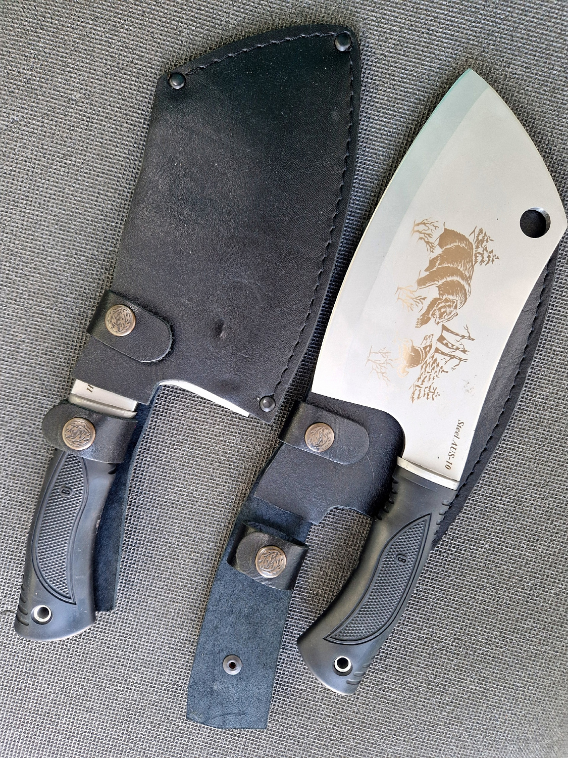 Оригинальные топоры в кожаном чехле - для отдыха на природе